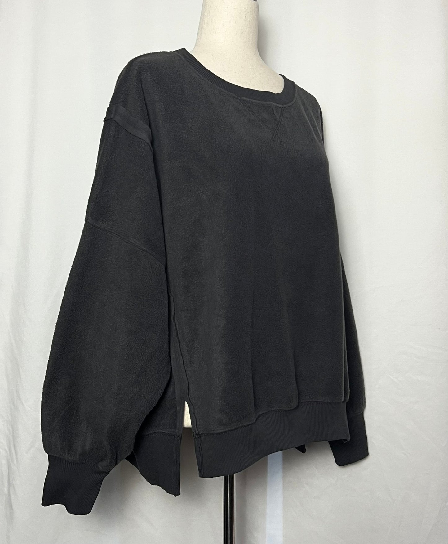 American Eagle Women's Big Hug Crew Neck Oversized Sweatshirt